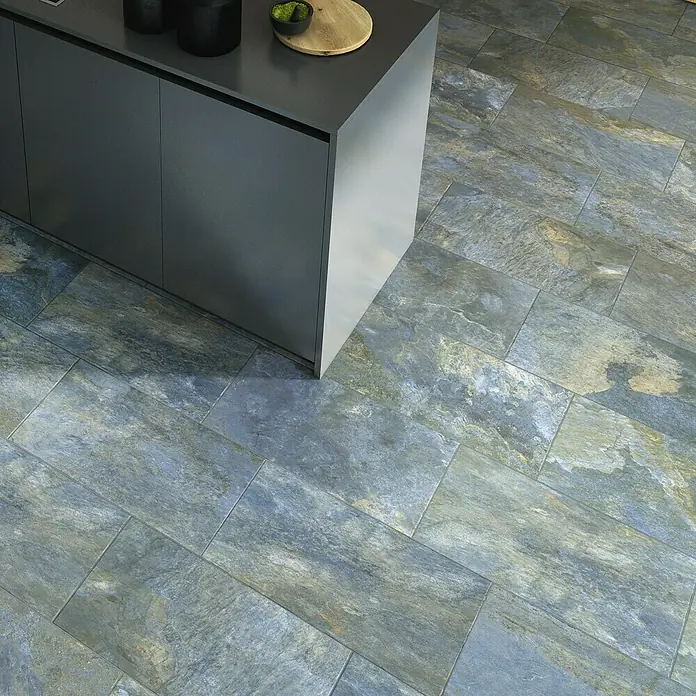 Decocer by Cinca Feinsteinzeugfliese Splash Azul - 30 x 60 cm, Blaugrau, Matt - Blick auf eine modern geflieste Küche mit einem stilvollen grauen Fliesendesign, das sich hervorragend für moderne Wohnräume eignet.