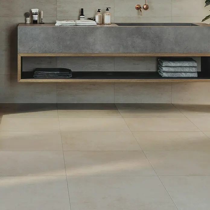 Atlas Concorde Solution Feinsteinzeugfliese Draft Light - 60 x 60 cm, Beige, Matt - Badezimmerwaschtisch mit grauer Betonoberfläche und offenem Holzregal.