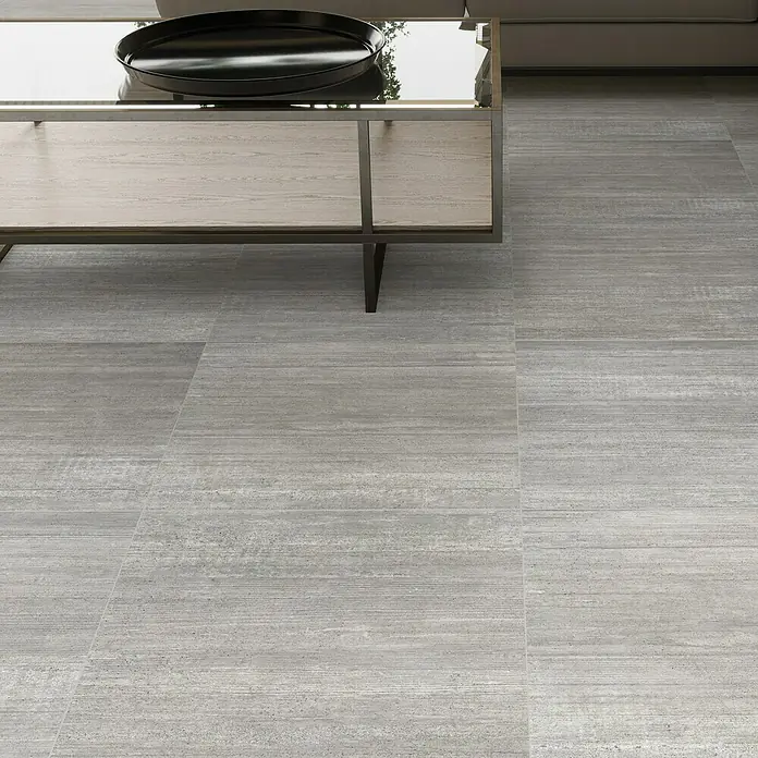 Feinsteinzeugfliese Berlin Grey - 59,7 x 59,7 cm, Grau, Matt - Graue Bodenfliesen in Holzoptik verlegt, ergänzt durch einen Couchtisch, der ein modernes und stilvolles Ambiente schafft.