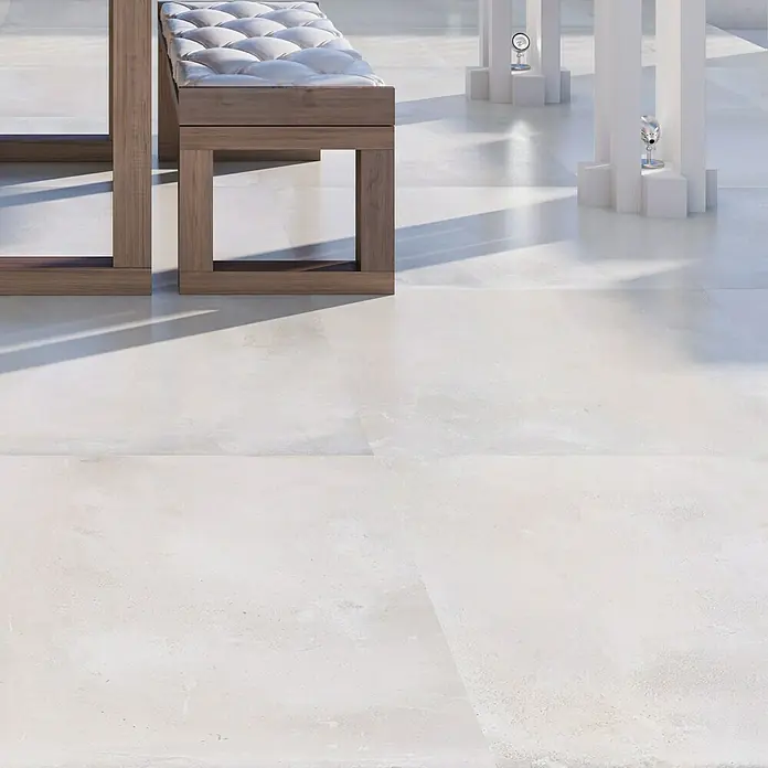 Feinsteinzeugfliese Chateau - 100 x 100 cm, Weiß/Beige, Matt - Nahaufnahme einer stilvollen, gepolsterten Holzbank auf einem hellen, modernen Boden. Das Möbelstück verleiht dem Raum Eleganz.