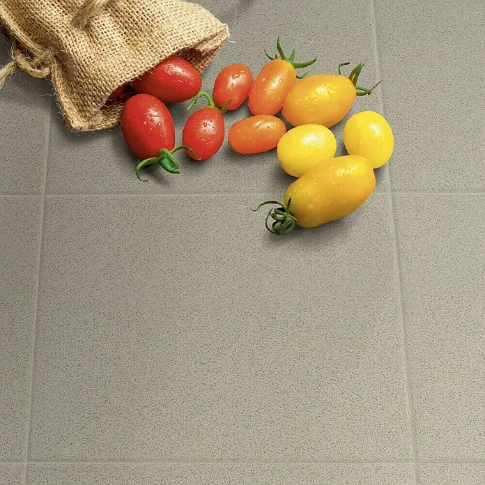 Feinsteinzeugfliese Cefalu - 30 x 30 cm, Grau, Matt - Ein rustikales Sackleinen mit roten und gelben Roma-Tomaten, die auf einem grauen gefliesten Boden verstreut liegen.
