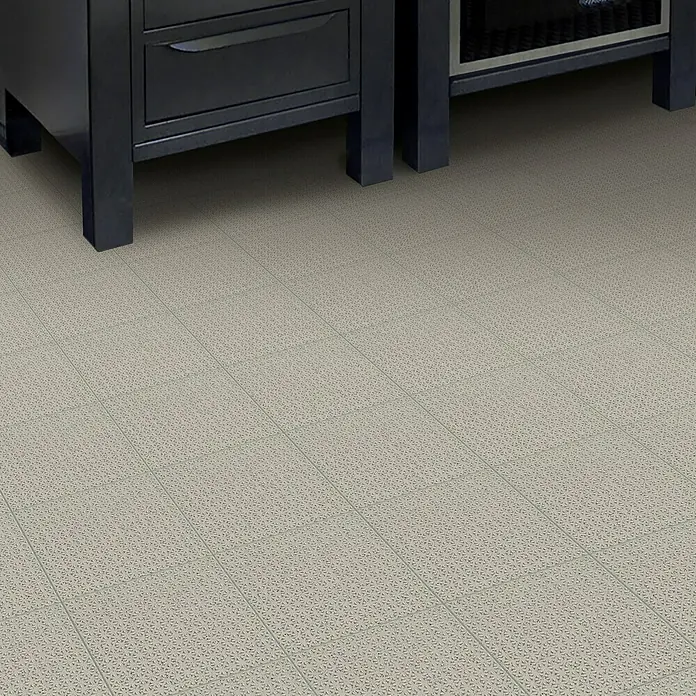 Feinsteinzeugfliese Cefalu - 20 x 20 cm, Grau, Matt - Detailaufnahme der grauen Bodenschutzfliesen mit elegantem Design unter einem dunklen Möbelstück.