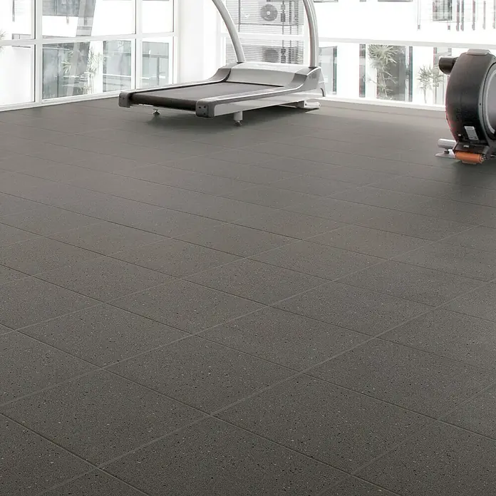 Feinsteinzeugfliese Elba - 30 x 30 cm, Anthrazit, Matt - Trainingsraum mit grauen Bodenfliesen und Fitnessgeräten wie Laufband und Ellipsentrainer. Ideal für das Home-Gym.