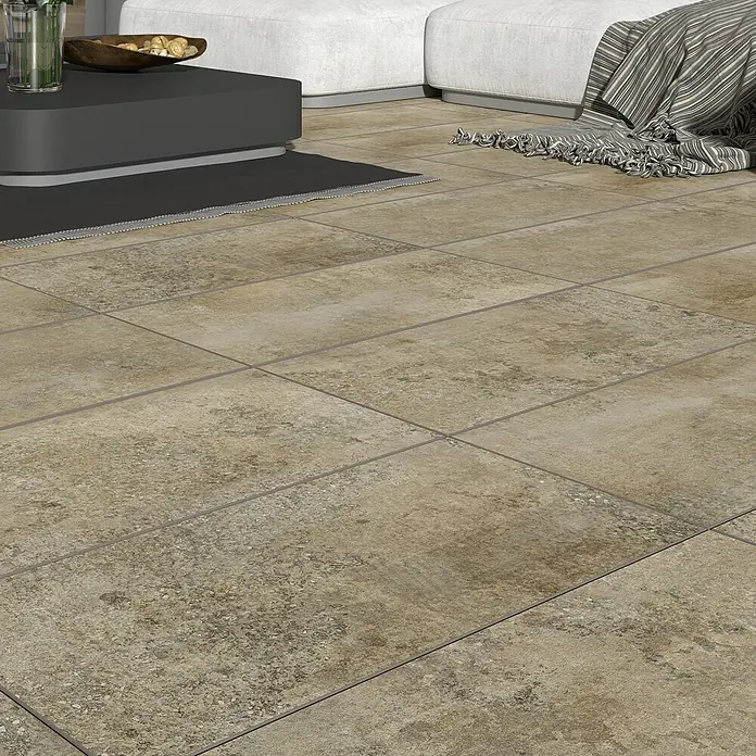 Terrassenfliese Baldo 2.0 - 59,7 x 119,7 x 2 cm, Beige/Braun, Matt - Nahaufnahme von beigen Keramikfliesen, die ein rustikales und elegantes Bodendesign zeigen, perfekt für moderne Innenräume.