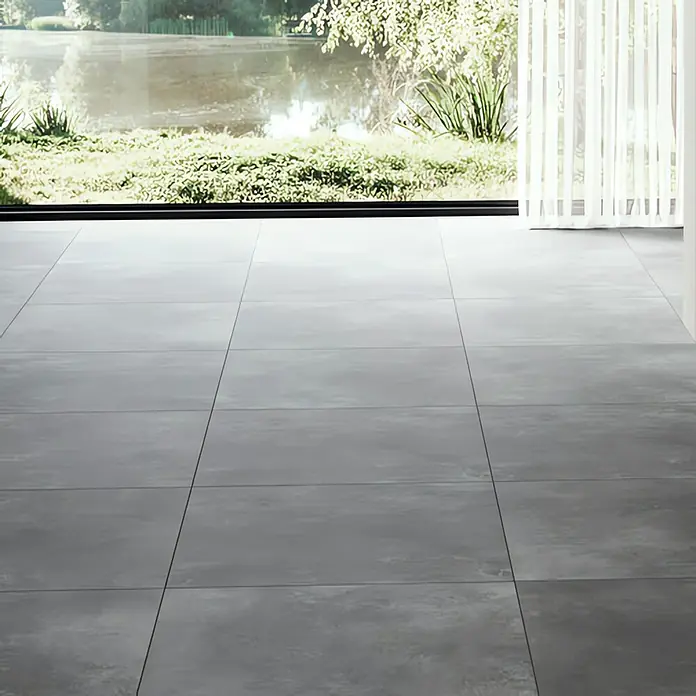 Domicil Feinsteinzeugfliese Living Concrete Urban - 60 x 60 cm, Anthrazit, Matt - Elegantes Interieur mit großformatigen, grauen Bodenfliesen, die einen modernen, minimalistischen Look erzeugen und das natürliche Licht optimal nutzen.