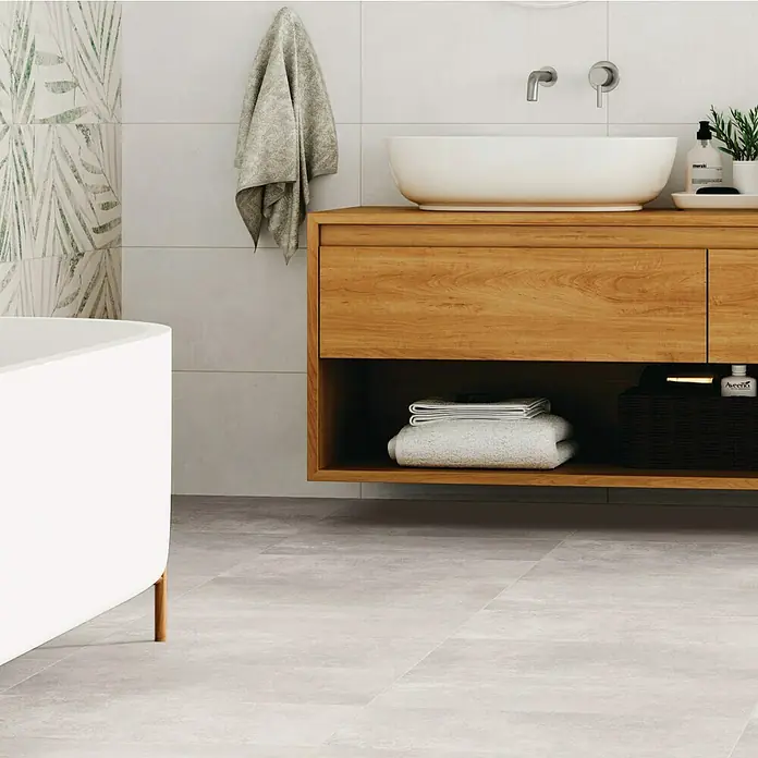 Domicil Feinsteinzeugfliese Living Concrete Pearl - 30 x 60 cm, Beige, Matt - Elegantes Badezimmer-Interieur mit modernem Waschtisch aus Holz, stilvollem Aufsatzwaschbecken und dekorativen Elementen für ein luxuriöses Ambiente.