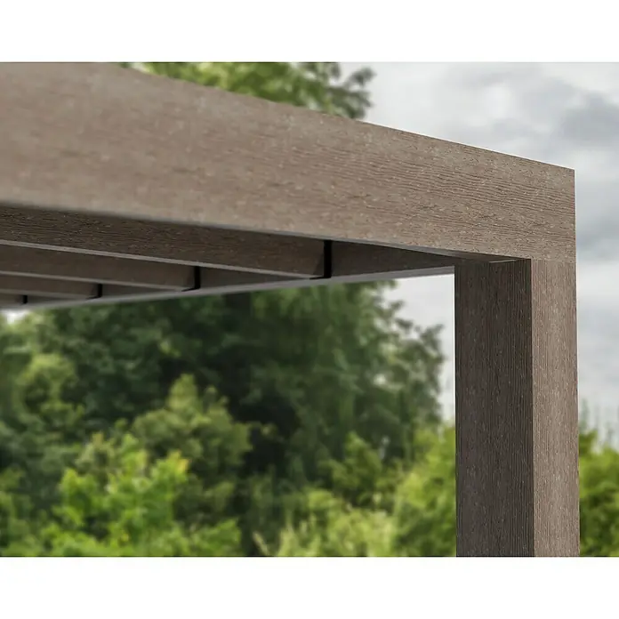 Palram – Canopia Terrassenüberdachung Helsinki - B x T: 470 x 300 cm, Braun, Polycarbonat, Solargrau - Detailaufnahme einer Holzstruktur, die Teil einer Pergola im Freien ist. Die Maserung und Textur des Holzes sind deutlich sichtbar.
