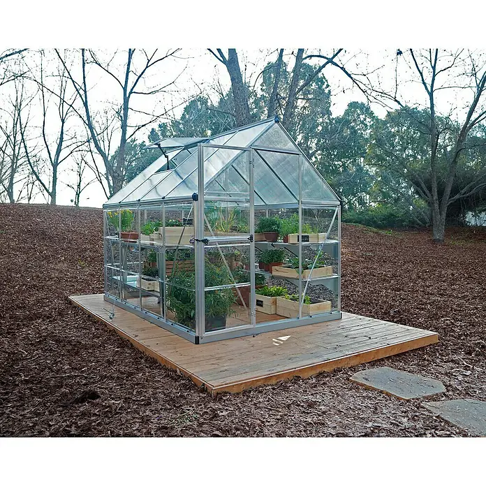 Palram – Canopia Invernadero Hybrid - Medidas ext. (An x Pr): 185 x 248 cm, Plateado, Área: 4,6 m² - El invernadero está construido sobre una cubierta de madera y lleno de varias plantas. Ideal para el jardín y el cultivo de tus propias hierbas.