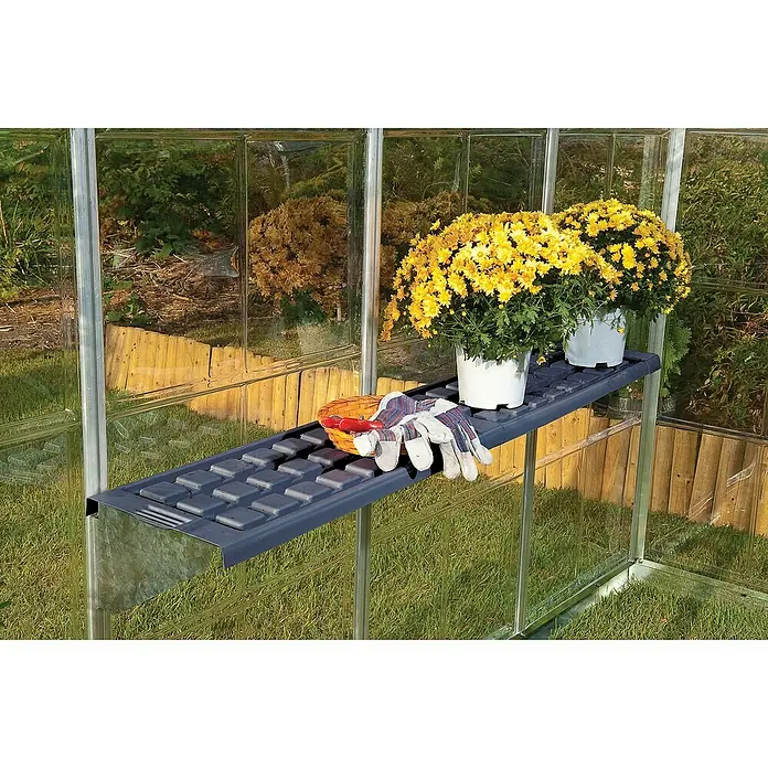 Palram – Canopia Estantería para invernadero - 125 x 26 cm, Acero - Vista interior de un invernadero con una estantería que contiene flores, guantes y una cesta.