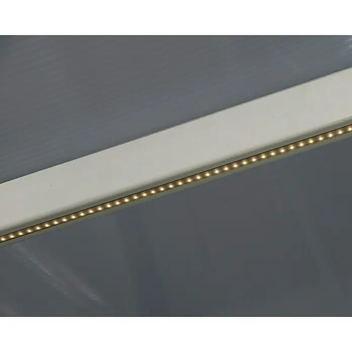 Terrassenüberdachung Tuscany LED - B x T: 546 x 300 cm, Verkehrsweiß, Polycarbonat, Transparent - Nahaufnahme eines linearen LED-Streifens, der warmes Licht ausstrahlt und eine moderne Beleuchtungslösung darstellt.