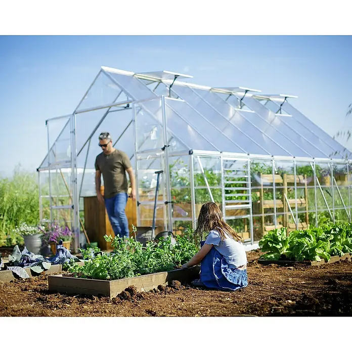 Palram – Canopia Invernadero Balance - Medidas ext. (An x Pr): 304 x 484 cm, 0,7 mm, Plateado - Hombre y niño jardineando cerca del invernadero. El invernadero ofrece una protección óptima para las plantas.
