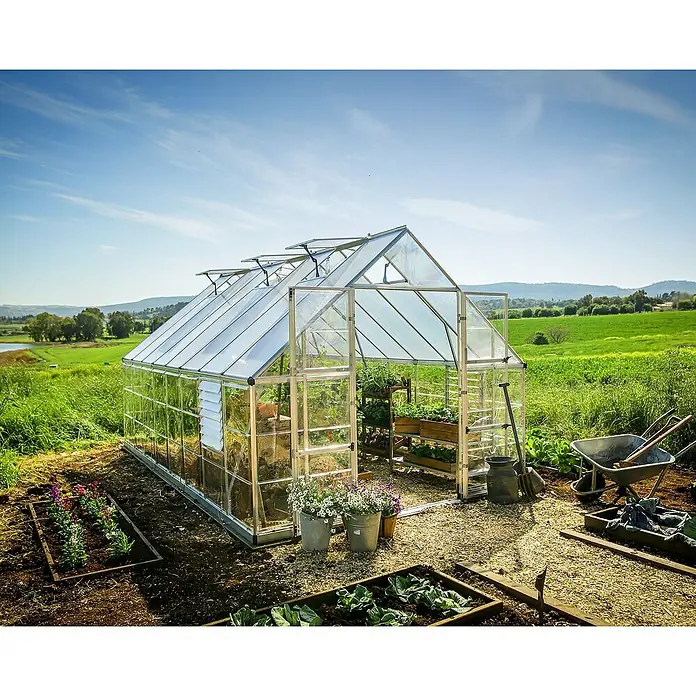 Palram – Canopia Invernadero Balance - Medidas ext. (An x Pr): 304 x 484 cm, 0,7 mm, Plateado - Un espacioso invernadero con plantas y herramientas de jardinería en un hermoso jardín. Perfecto para cultivar todo el año.