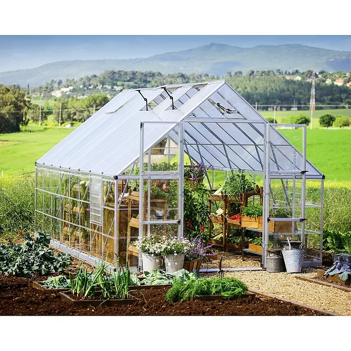 Palram – Canopia Invernadero Balance - Medidas ext. (An x Pr): 304 x 484 cm, 0,7 mm, Plateado - Invernadero con cristales transparentes y plantas dentro, así como parterres cultivados en el jardín.