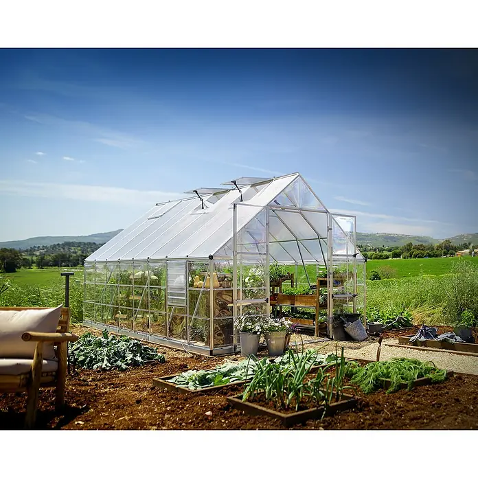 Palram – Canopia Invernadero Balance - Medidas ext. (An x Pr): 304 x 484 cm, 0,7 mm, Plateado - Un espacioso invernadero se alza en el jardín, rodeado de exuberante vegetación y parterres. ¡Ideal para jardineros aficionados!