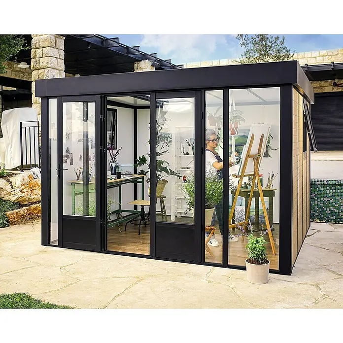 Palram – Canopia Caseta de jardín Copenhaguen - Medidas ext. (An x Pr): 351 x 287 cm, Plástico, Negro - Un estudio de jardín moderno con grandes ventanales y marcos negros, ideal para proyectos creativos al aire libre.