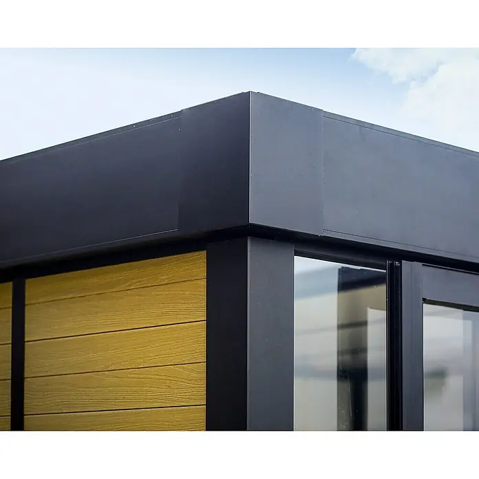Palram – Canopia Caseta de jardín Copenhaguen - Medidas ext. (An x Pr): 351 x 287 cm, Plástico, Negro - Primer plano de la esquina exterior de una caseta de jardín moderna con revestimiento gris, paneles de madera y puertas correderas. Se destaca el diseño minimalista.