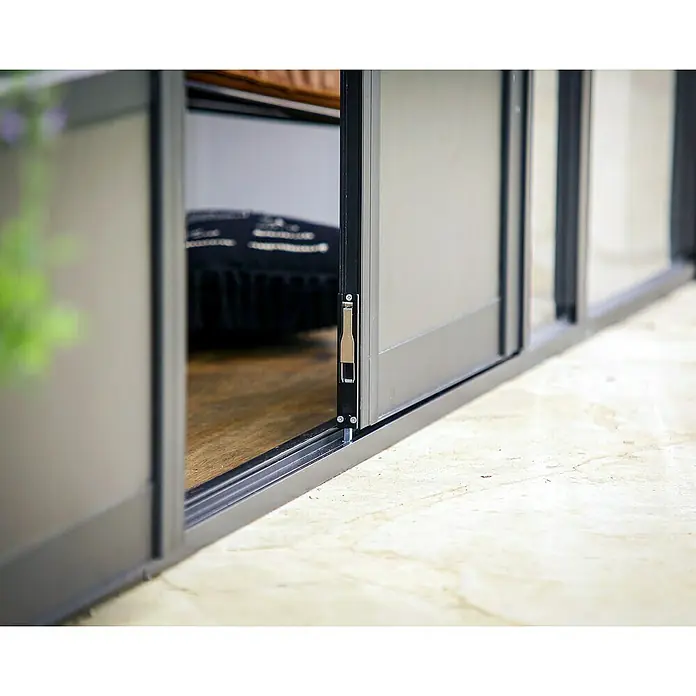 Palram – Canopia Caseta de jardín Copenhaguen - Medidas ext. (An x Pr): 351 x 287 cm, Plástico, Negro - Primer plano de una elegante puerta corredera de vidrio gris, que ofrece una vista del interior, ideal para espacios de vida modernos.