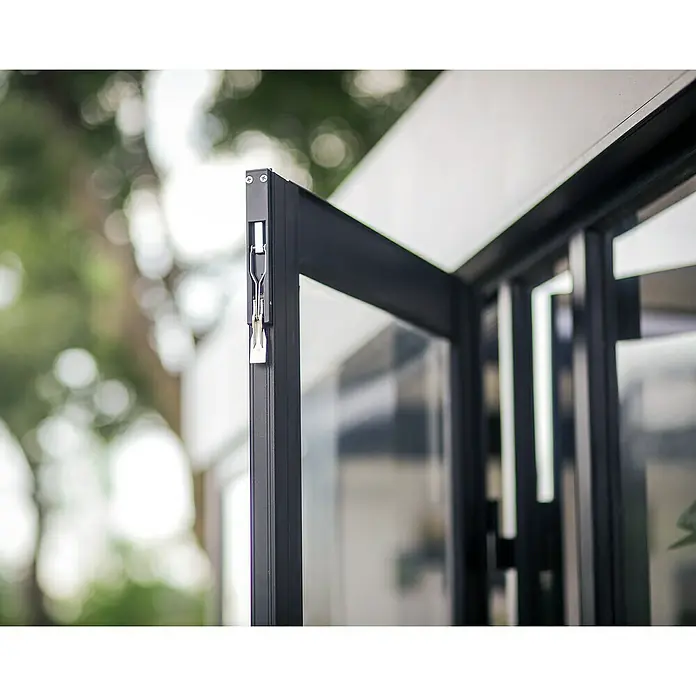 Palram – Canopia Caseta de jardín Copenhaguen - Medidas ext. (An x Pr): 351 x 287 cm, Plástico, Negro - Primer plano de un marco de ventana negro con un mecanismo de bloqueo plateado sobre un fondo borroso.