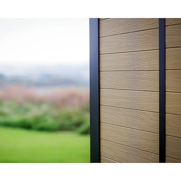 Palram – Canopia Caseta de jardín Copenhaguen - Medidas ext. (An x Pr): 351 x 287 cm, Plástico, Negro - Primer plano de una fachada con revestimiento de madera y detalles negros, combinando estética moderna y natural.
