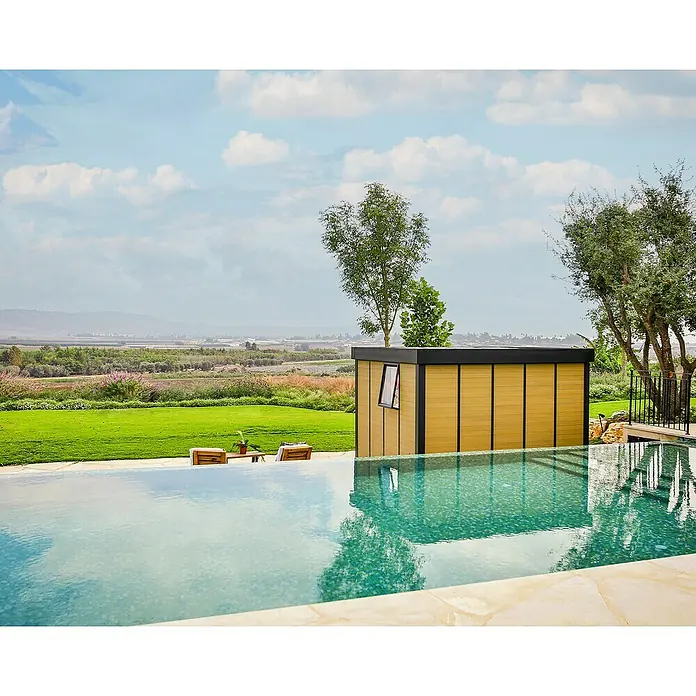 Palram – Canopia Caseta de jardín Copenhaguen - Medidas ext. (An x Pr): 351 x 287 cm, Plástico, Negro - Vista de una piscina elegante con una caseta de jardín de madera moderna, rodeada de naturaleza verde y una vista panorámica.