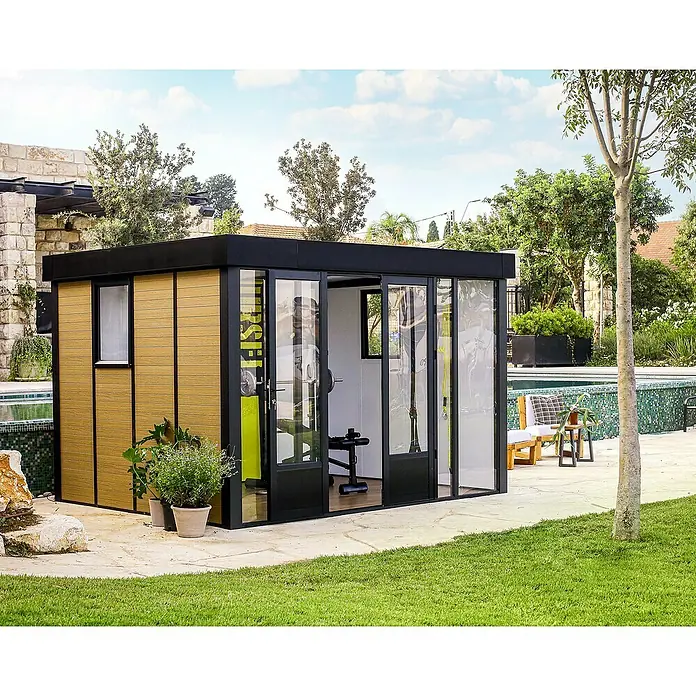 Palram – Canopia Caseta de jardín Copenhaguen - Medidas ext. (An x Pr): 351 x 287 cm, Plástico, Negro - Una caseta de jardín moderna con paneles de madera y grandes puertas de vidrio, ideal para fitness y relajación al aire libre, piscina al fondo.