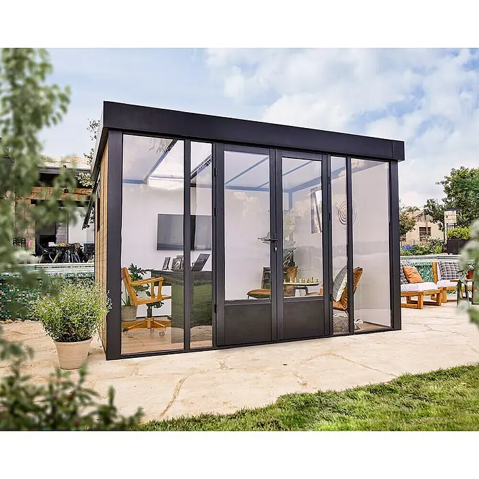 Palram – Canopia Caseta de jardín Copenhaguen - Medidas ext. (An x Pr): 351 x 287 cm, Plástico, Negro - Imagen exterior de una moderna oficina de jardín con paredes de cristal, que ofrece un espacio de trabajo exterior luminoso y cómodo.