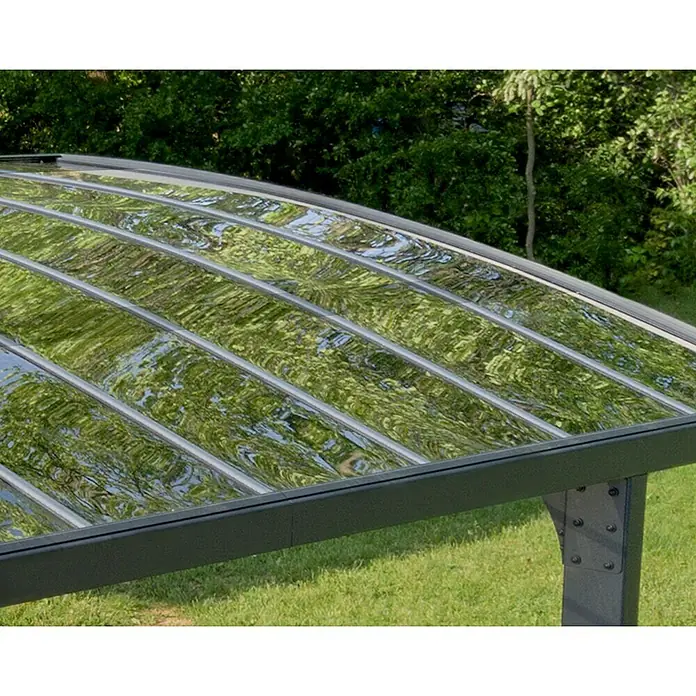 Palram – Canopia Carport Arizona Breeze - Medidas ext. (An x Pr): 578 x 495 cm, Carport doble, Antracita - Primer plano de una elegante cubierta de patio, que proporciona protección y estilo en el jardín, con un techo claro que no obstruye las vistas.