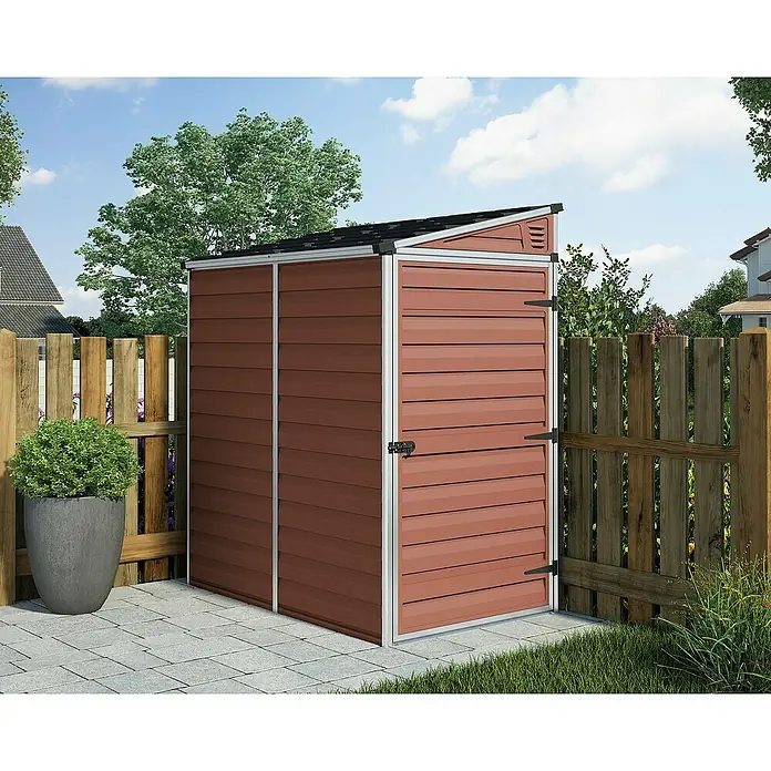 Palram – Canopia Caseta de jardín Skylight - Medidas ext. (An x Pr): 117 x 176 cm, Plástico, Ámbar - Una caseta de jardín marrón con techo gris y una pequeña ventana, ideal para guardar herramientas de jardín y equipos de manera organizada.