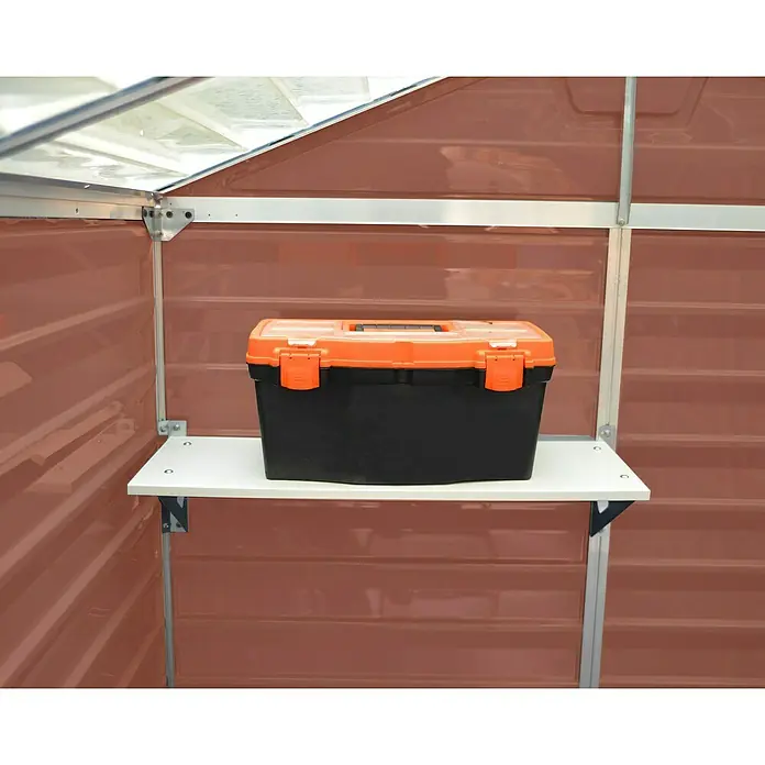 Palram – Canopia Caseta de jardín Skylight - Medidas ext. (An x Pr): 121 x 176 cm, Plástico, Ámbar - Caja de herramientas con tapa naranja sobre una estantería blanca en un pequeño cobertizo.