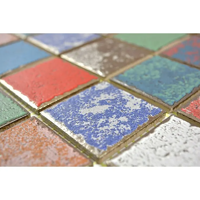 Mosaikfliese Quadrat Orient Color Mix CD CUBIS - 31,6 x 31,6 cm, Mehrfarbig, Matt - Nahaufnahme eines Mosaiks aus verschiedenen farbigen und strukturierten Fliesen, die ein auffälliges und künstlerisches Muster bilden.