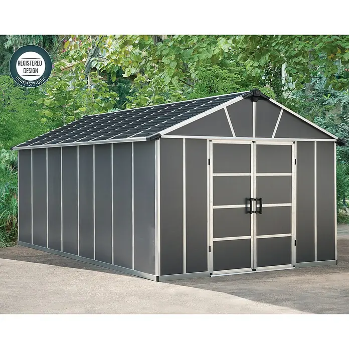 Palram – Canopia Caseta de jardín sin suelo Yukon - Medidas ext. (An x Pr): 332 x 519 cm, Plástico, Antracita - Imagen de una caseta de jardín gris con puertas dobles y tejado a dos aguas frente a un jardín.