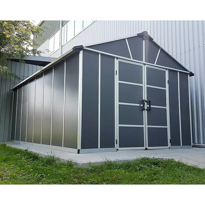 Palram – Canopia Caseta de jardín sin suelo Yukon - Medidas ext. (An x Pr): 332 x 519 cm, Plástico, Antracita - Imagen de una caseta de jardín moderna con puerta doble y estructura de aluminio, situada sobre una base de hormigón.
