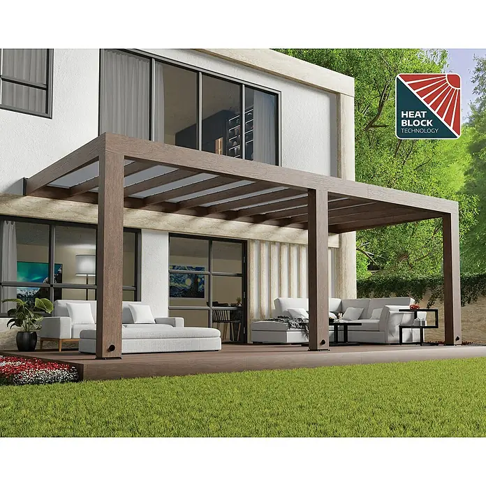Palram – Canopia Terrassenüberdachung Helsinki - B x T: 665 x 300 cm, Braun, Polycarbonat, Solargrau - Eine moderne Pergola mit Heat Block Technologie bietet Schatten und Schutz vor der Sonne auf einer Terrasse mit Loungemöbeln.