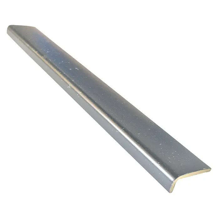 Rufete Cantonera de remate - 260 cm x 20 mm x 8 mm, Plástico, Aluminio - Primer plano de un perfil de aluminio para azulejos. El perfil es gris y tiene un borde en ángulo para un acabado limpio.
