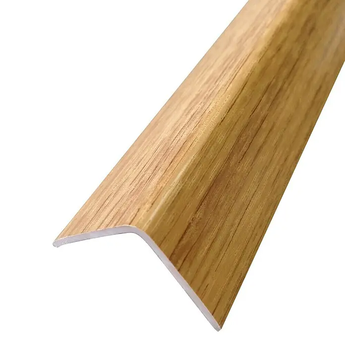 Rufete Canto de PVC adhesivo Roble natural - 260 cm x 25 mm x 26 m, Roble natural - Un perfil angular marrón con un acabado de veta de madera, ideal para proteger y decorar esquinas en interiores.