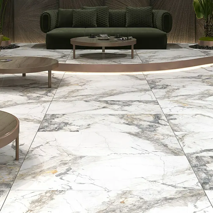 Feinsteinzeugfliese Marble Visage - 60 x 120 cm, Weiß/Grau/Gold, Glänzend - Marmorfliesen in einem luxuriösen Wohnzimmer. Die Fliesen haben eine schöne Maserung und verleihen dem Raum eine elegante Note.