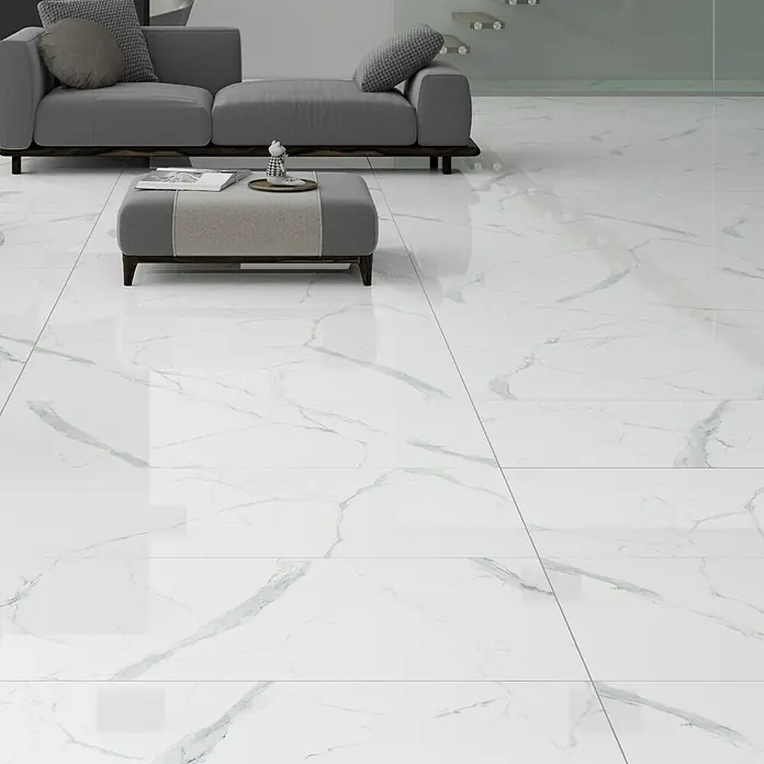 Feinsteinzeugfliese Marble Neo Cala - 60 x 120 cm, Weiß/Silber, Glänzend - Glänzende weiße Bodenfliesen mit Marmormuster. Das elegante Design wertet jeden Raum auf und sorgt für ein modernes Ambiente.