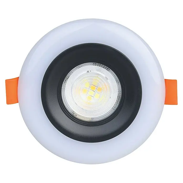 Eglo LED-Einbauleuchten-Set rund CALOGNE - 3,8 W, Schwarz, RGBW - Nahaufnahme einer runden LED-Deckenleuchte mit weißem Rahmen und schwarzem Innenring, die ein helles, warmes Licht ausstrahlt.