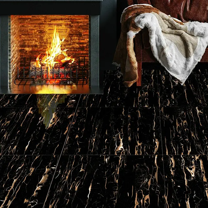 Feinsteinzeugfliese Vegas - 60 x 60 cm, Schwarz, Glänzend - Elegante schwarze Marmorfliesen mit goldenen Akzenten, die Luxus und Wärme ausstrahlen, ergänzt durch einen Kamin und eine Decke.