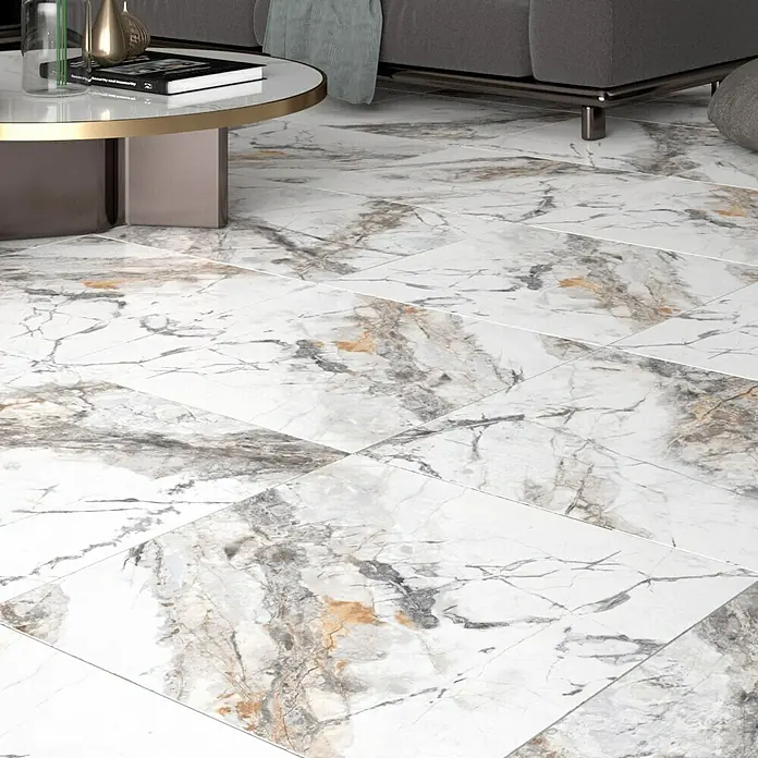 Feinsteinzeugfliese Marble Visage - 60 x 120 cm, Dunkelgrau, Glänzend - Elegante Marmorfliesen im Wohnzimmer. Das polierte Finish fängt das Licht ein und betont die einzigartigen Maserungen der Fliesen.