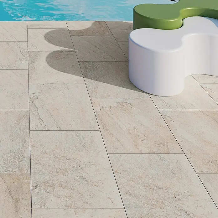 Feinsteinzeugfliese Oyster Marfil - 44 x 66 cm, Grau/Beige, Matt - Nahaufnahme von beigen Terrassenfliesen, die ein einladendes und modernes Outdoor-Ambiente schaffen. Ideal für Poolbereiche.