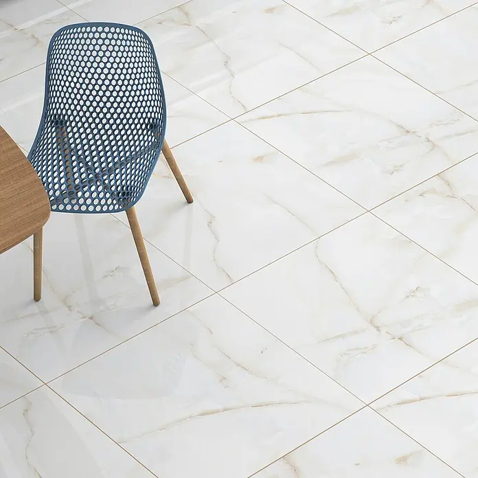 Feinsteinzeugfliese Onix Venetian - 60 x 60 cm, Weiß/Beige, Glänzend - Das Bild zeigt einen modernen blauen Stuhl mit Holztisch auf einem eleganten weißen Marmorboden, der eine helle und stilvolle Atmosphäre schafft.