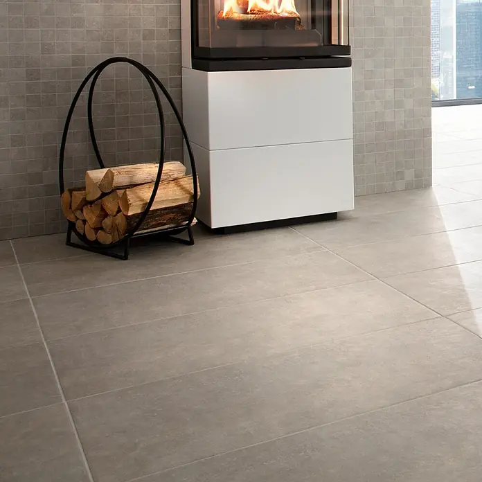 Feinsteinzeugfliese Beton - 30 x 60 cm, Grau, Matt - Kaminholzkorb aus Metall neben modernem Kaminofen auf elegantem Fliesenboden, der Wärme und Stil in Ihr Zuhause bringt.