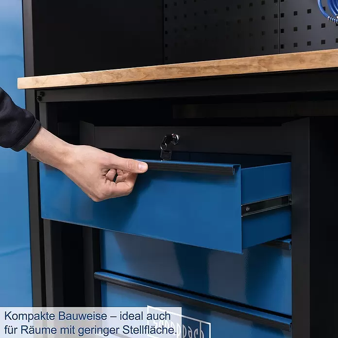 Scheppach Werkbank-Set GWS08 - L x B x H: 50 x 236 x 205 cm, Anzahl Schubladen: 5 Stk. - Hand öffnet eine blaue, abschließbare Schublade einer schwarzen Metallwerkbank mit Holzplatte und Lochwand. Kompaktes Design.