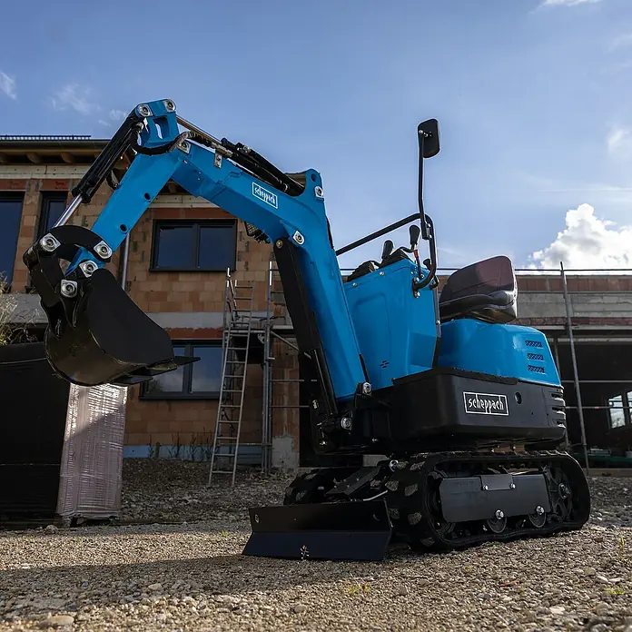 Scheppach Minibagger EXC815 - 6,3 kW, Auslegerschwenkbereich: -70 ° - 70 °, Benzin, Blau - Der Scheppach Minibagger ist ein kompakter und vielseitiger Helfer für Garten- und Bauarbeiten. Das Gerät überzeugt mit seiner Leistung und einfachen Bedienung.