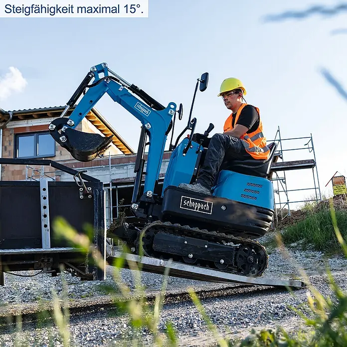 Scheppach Minibagger EXC815 inkl. XXL Zubehör-Set - 6,3 kW, Benzin, Auslegerschwenkbereich: -70 ° - 70 ° - Der Scheppach Minibagger ist auf einer Rampe zu sehen. Seine maximale Steigfähigkeit beträgt 15°. Ideal für Bau- und Gartenarbeiten.