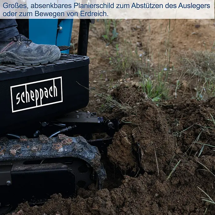 Scheppach Minibagger EXC815 inkl. XXL Zubehör-Set - 6,3 kW, Benzin, Auslegerschwenkbereich: -70 ° - 70 ° - Nahaufnahme eines Scheppach-Minibaggers bei Erdarbeiten, der seine große, absenkbare Planierschild zum Abstützen verwendet.