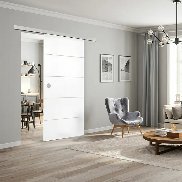 Diamond Doors Schiebetür-Komplettset Linea 40 4-Linien Holz - 935 x 2.058 mm, Weiß, Wabe - Das Bild zeigt eine moderne, weiße Schiebetür mit horizontalen Paneelen, die elegant den Wohnbereich vom Essbereich trennt. Der Raum ist stilvoll eingerichtet.