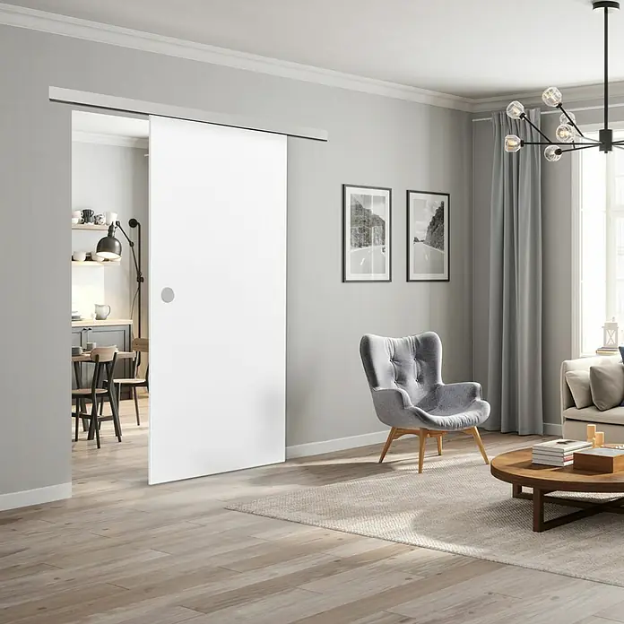 Diamond Doors Schiebetür-Komplettset Linea 40 Holz - 935 x 2.058 mm, Weiß, Wabe - Das Bild zeigt eine moderne Inneneinrichtung mit einer eleganten, weißen Schiebetür, die den Raum optisch teilt und gleichzeitig offen hält.