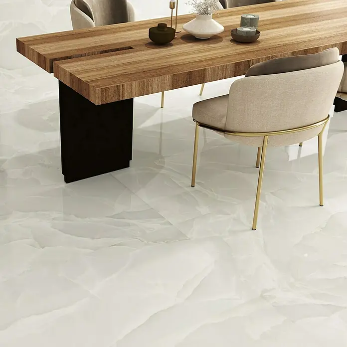 Feinsteinzeugfliese Palace Sabbia - 60 x 120 cm, Beige, Glänzend - Elegantes Esszimmer mit modernem Holztisch, stilvollen Stühlen und einem glänzenden, marmorierten Boden. Perfekt für ein luxuriöses Ambiente.